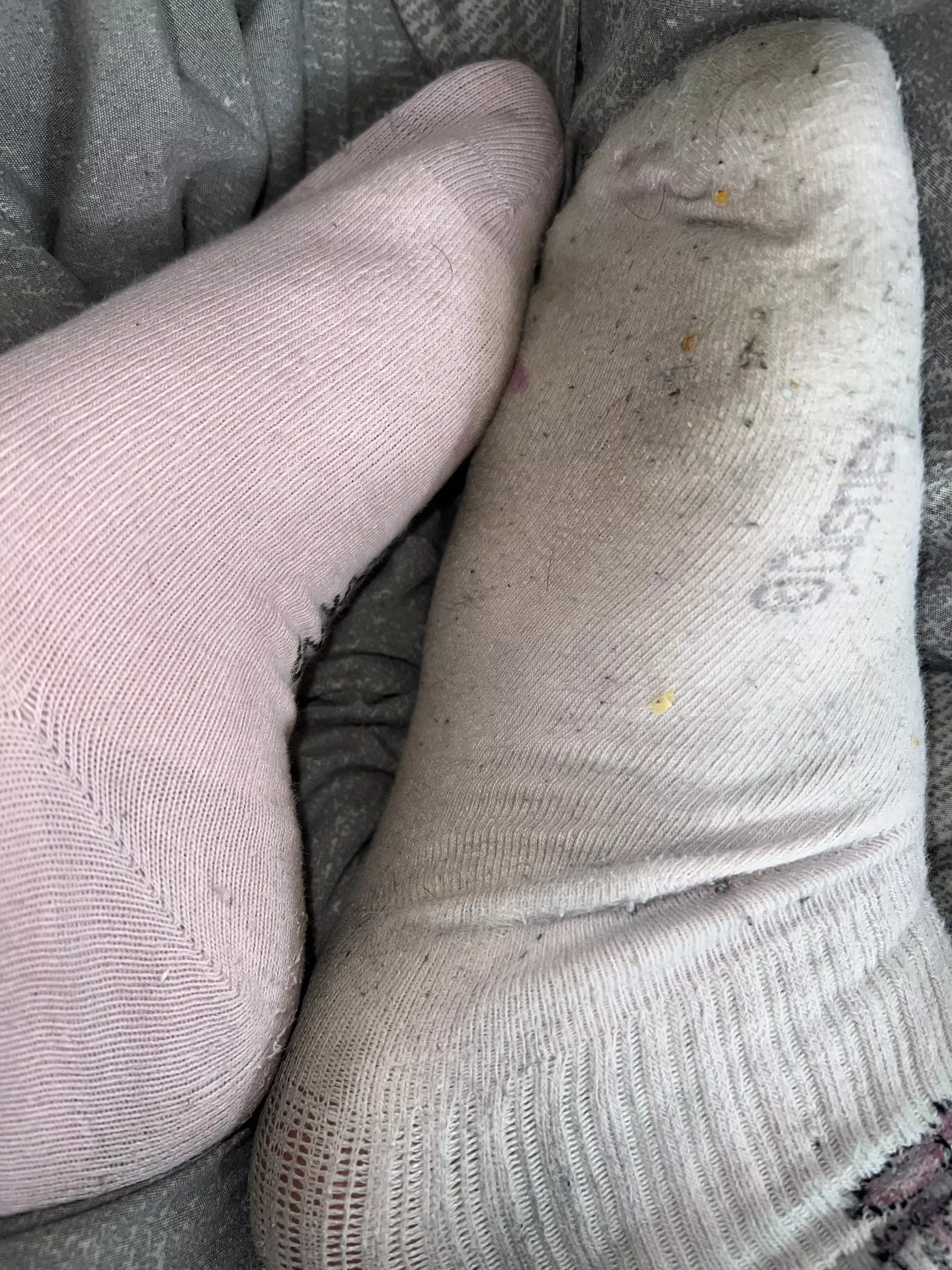 These pink socks are smelling out my flat 😈😍