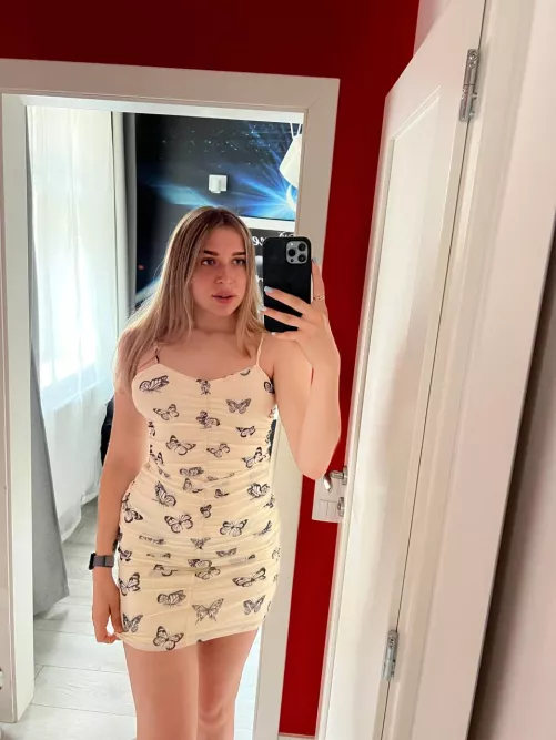 Wanna date a cute blonde