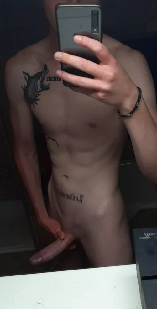[20](6'4) Looking for a sub twink/femboy/sissy who likes big dick