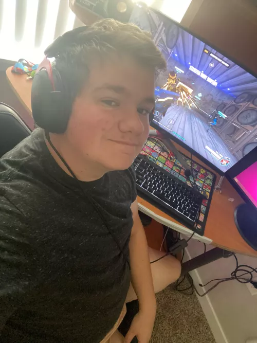 Got a new headset for my fiancé’s and I’s 2 year anniversary 😁