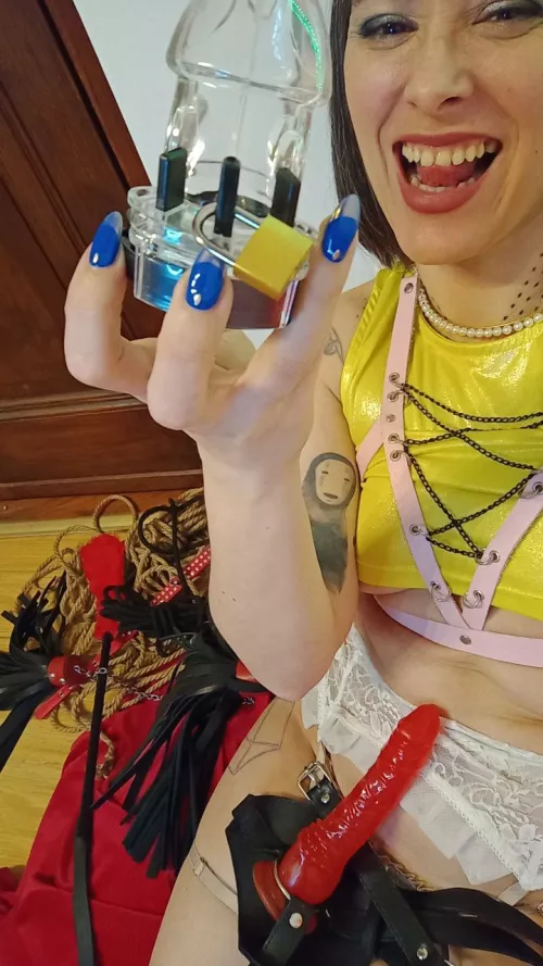 I really enjoy caging cocks, do you think yours would fit in here submissive?