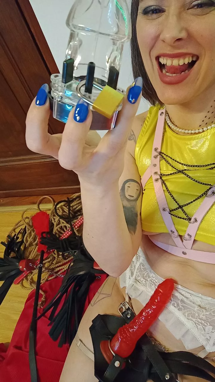 I really enjoy caging cocks, do you think yours would fit in here submissive?