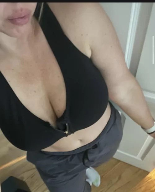 I’m a beautiful sexy hot mom who loves to have fun