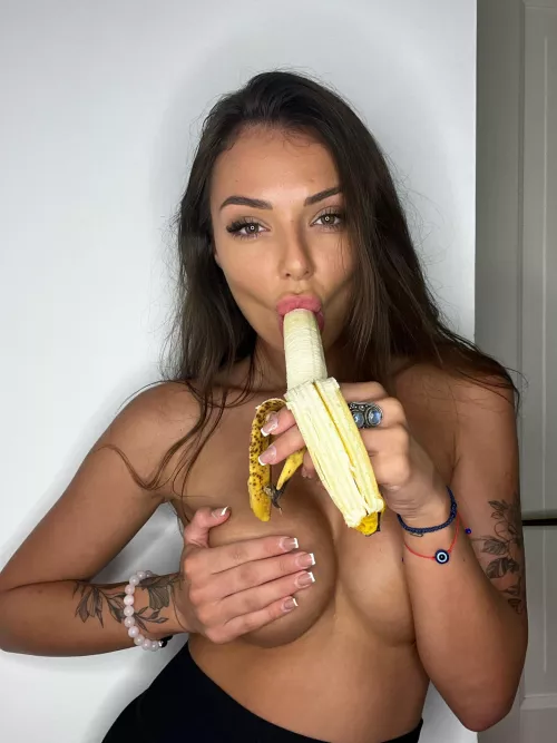 Wanna suck you banana daddy