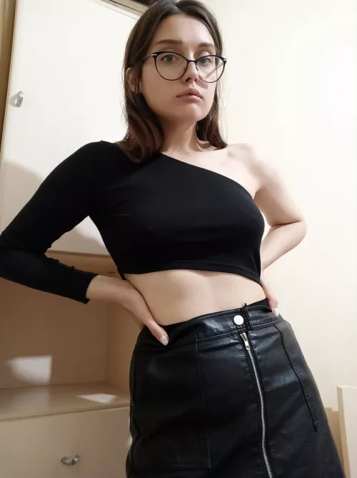 Do you like the black crop top? 🖤
