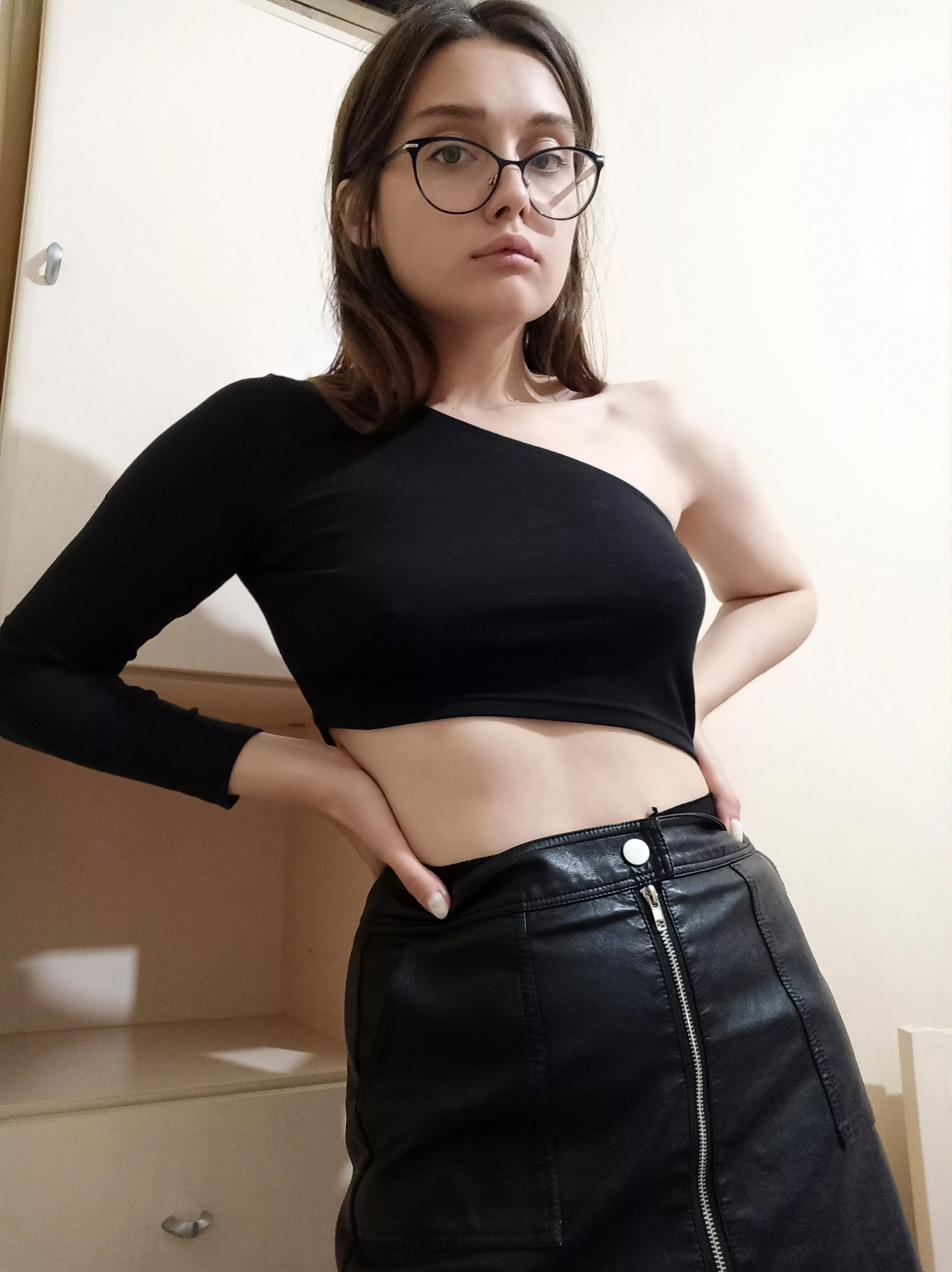 Do you like the black crop top? 🖤