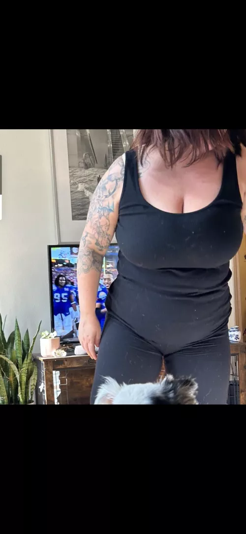 Don’t mind a couple dog hairs on the wife’s clothes. She’s got HUGE tits! 😍😍