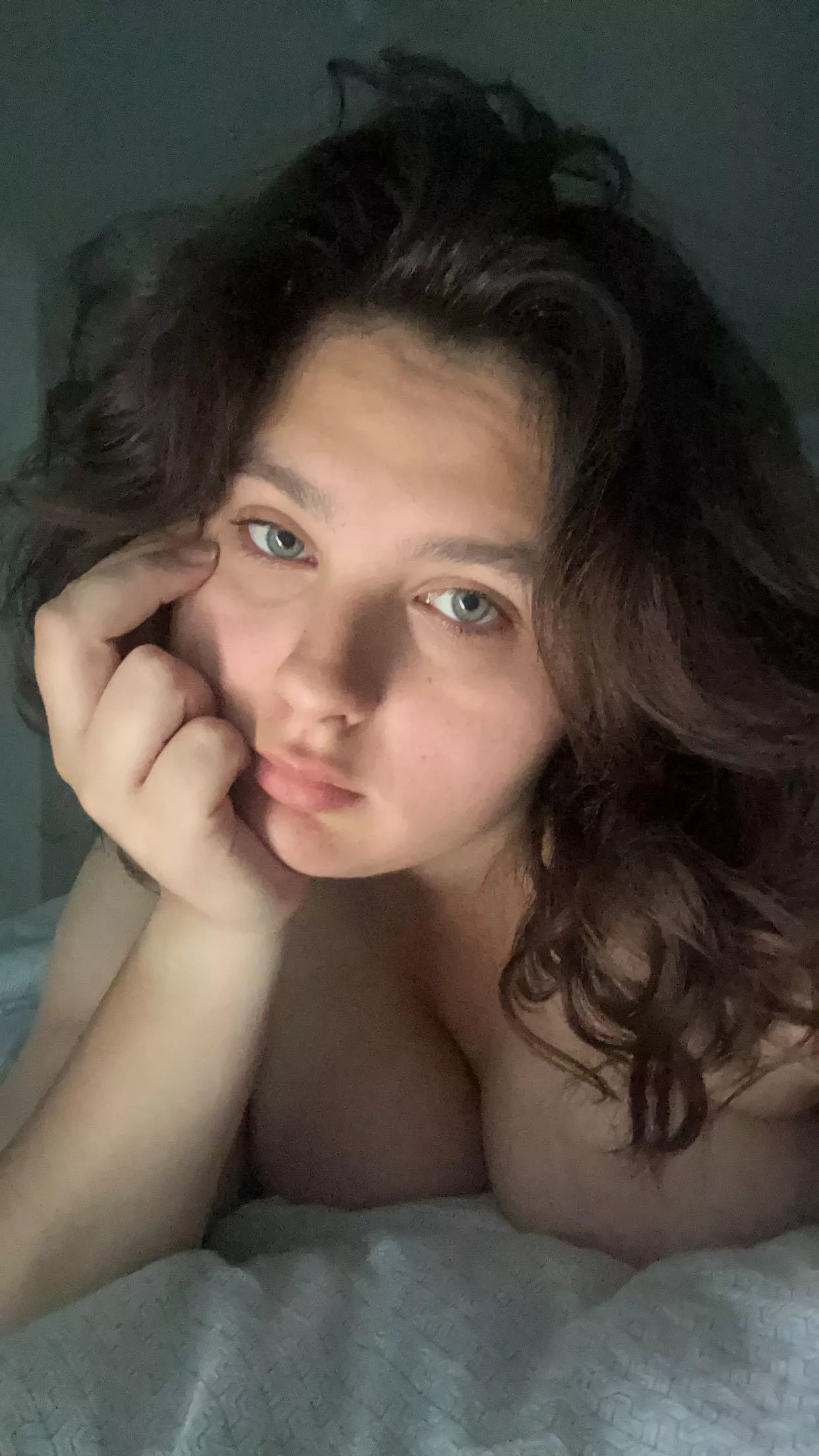 Eastern european brunette here!💗