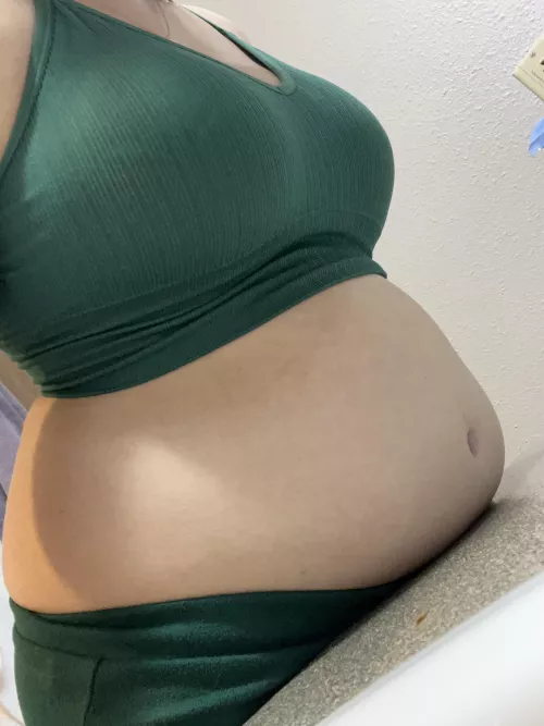 my belly touches the counter when i lean over 💕