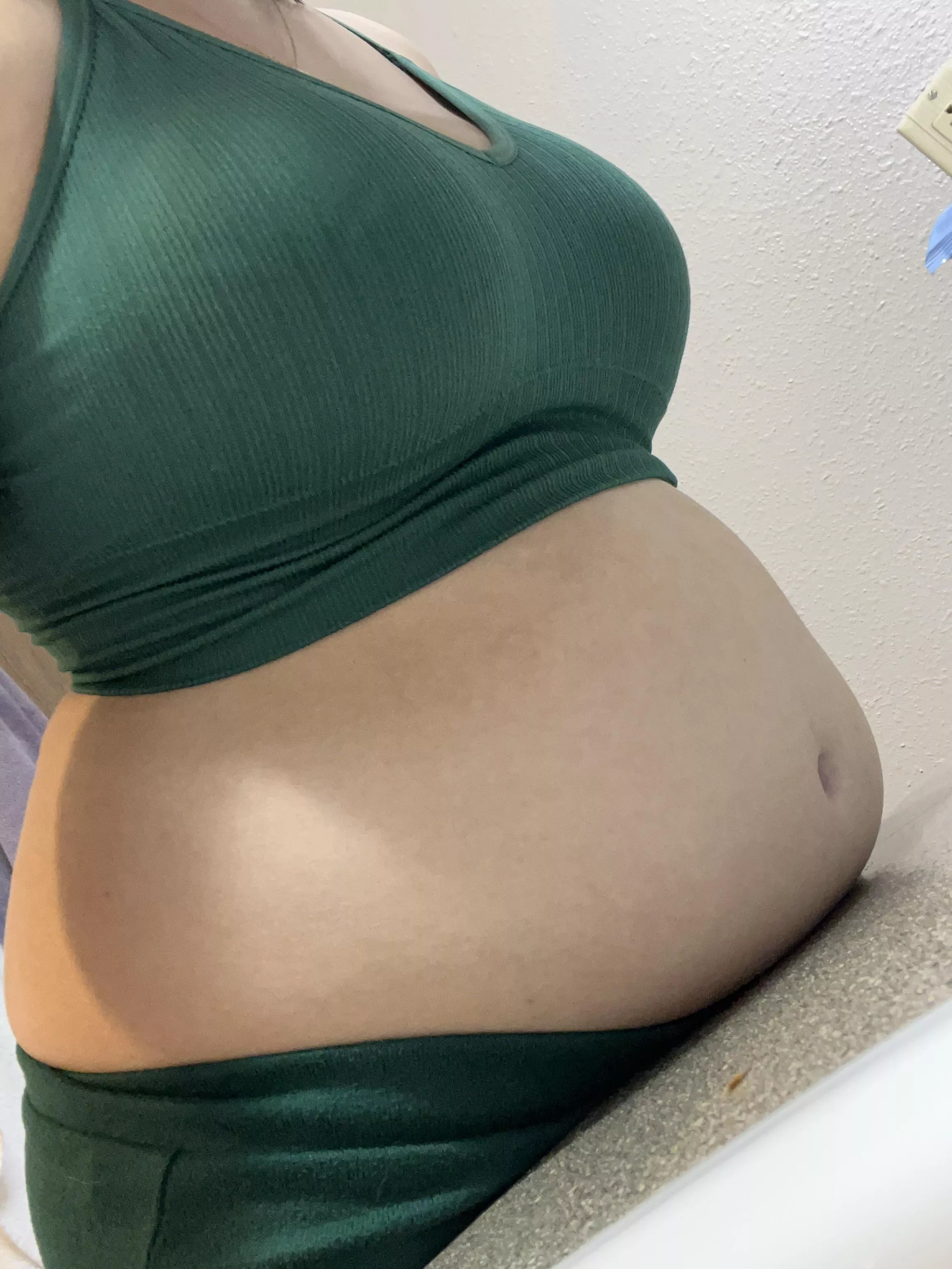 my belly touches the counter when i lean over 💕