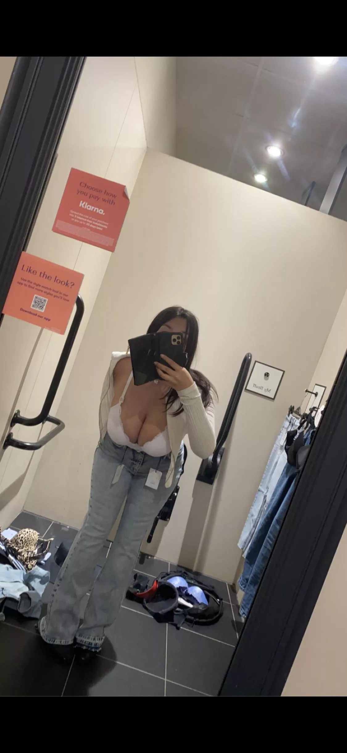 What word would you use to describe my cleavage?🫦