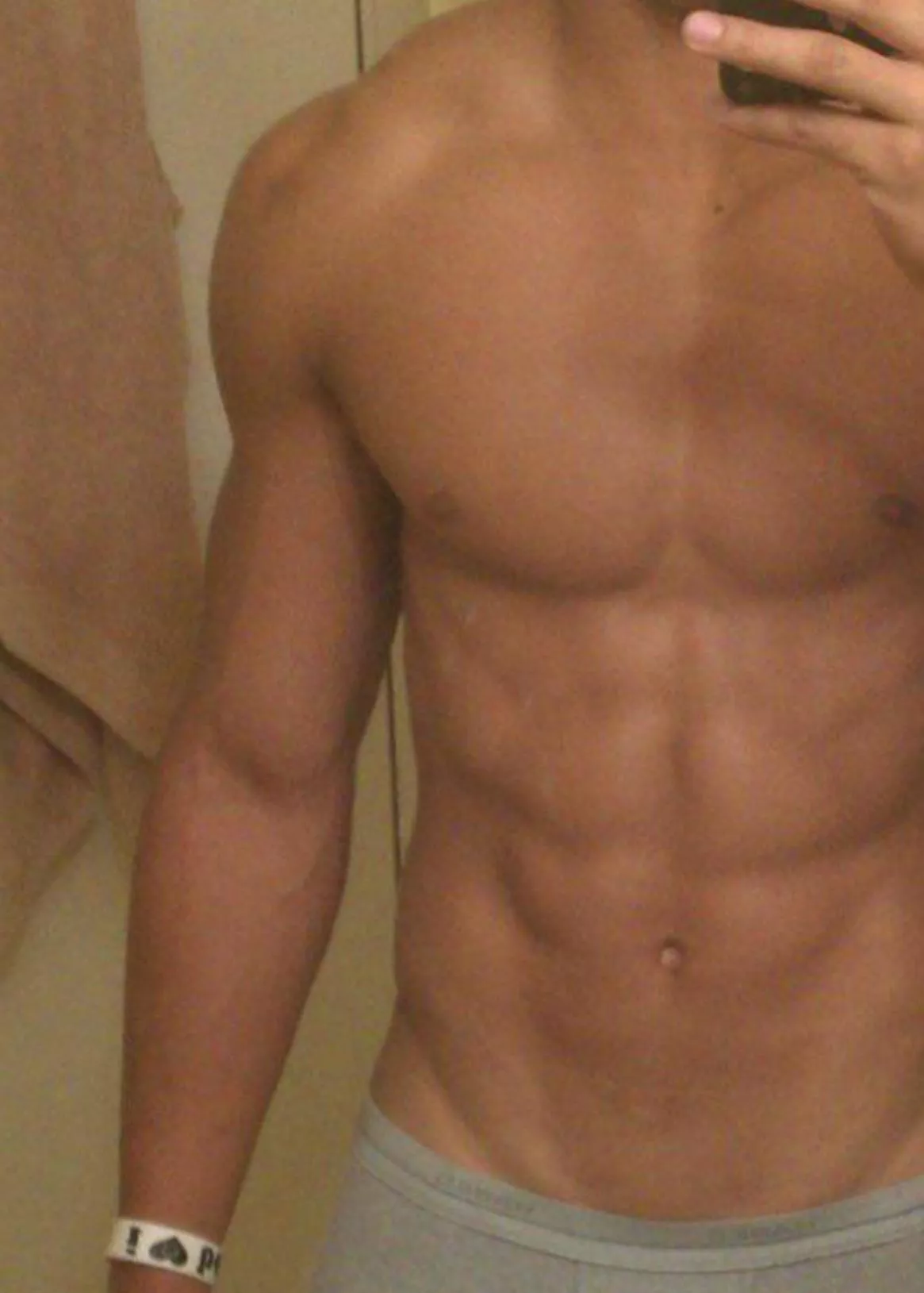 22 bttm looking for dom/daddy/muscle/older to have fun on snap need to cum +kinky +verbal sc:jhadan2023