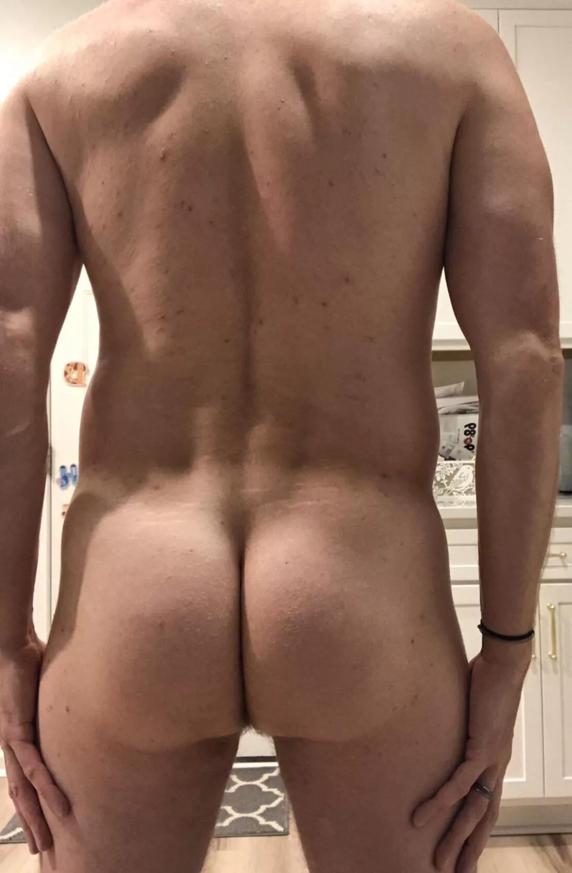 [32] A confession 🤫: Straight men want their ass worshipped too.