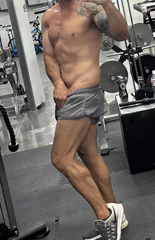 (43) Straight dad if 7… love having a dad bod!