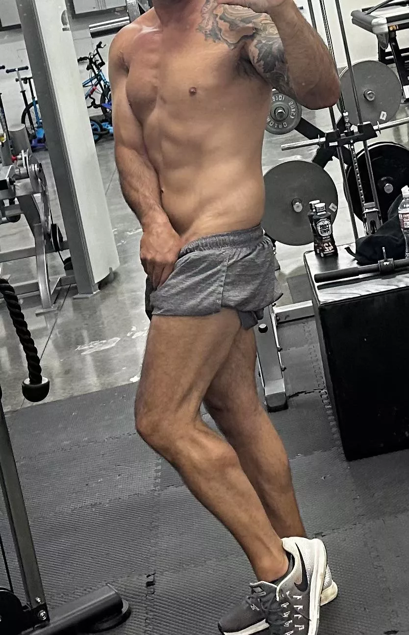 (43) Straight dad if 7… love having a dad bod!