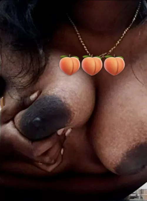 Any suckers for brown nipples💦