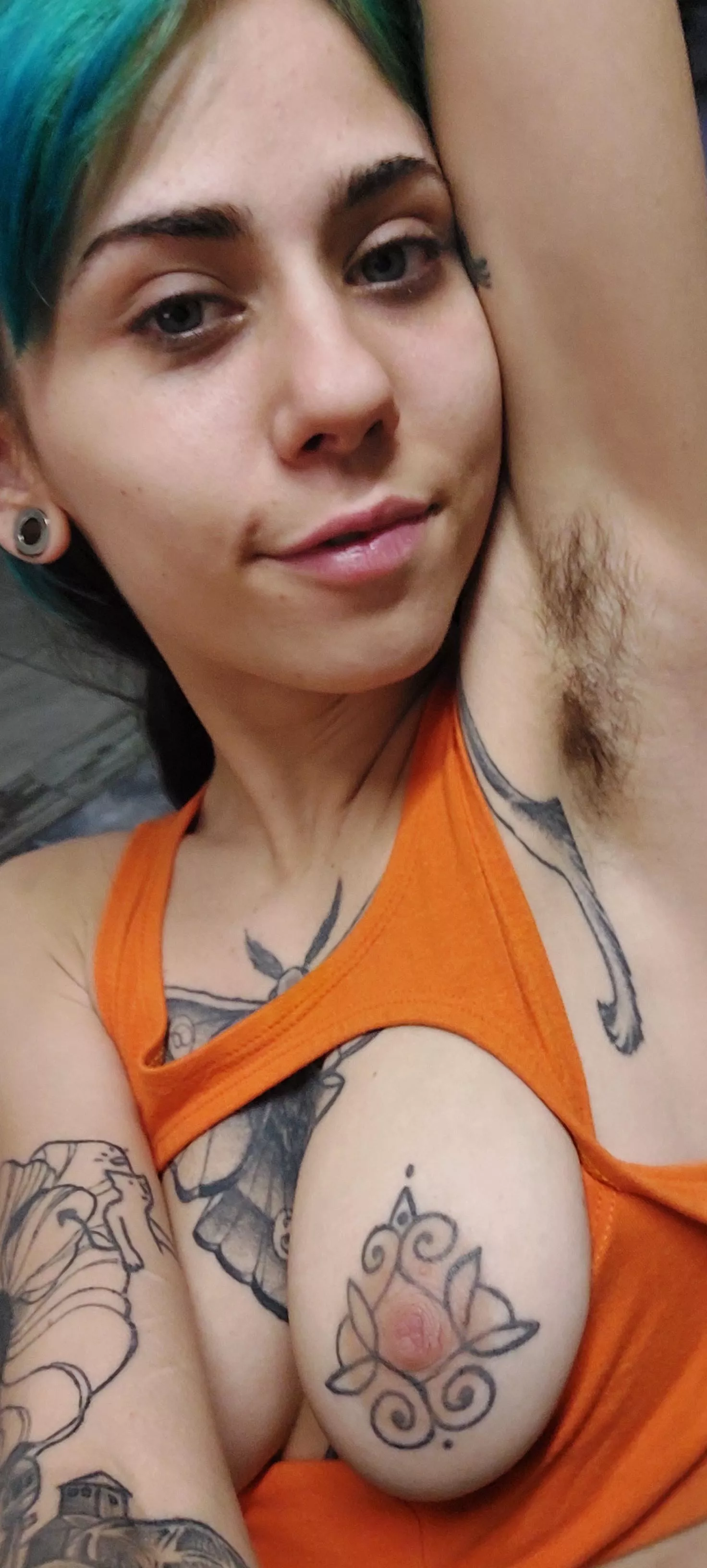 Come here and smell my armpits <3