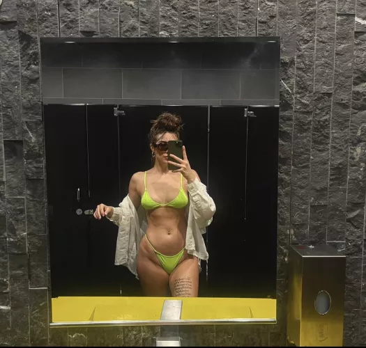 Do we like this color on me?