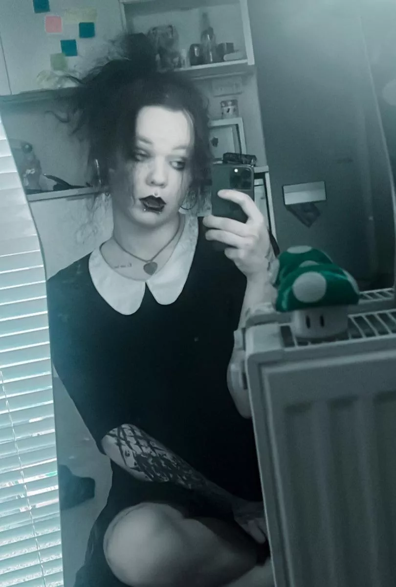 If y’all like this I’ll consider smiling🖤