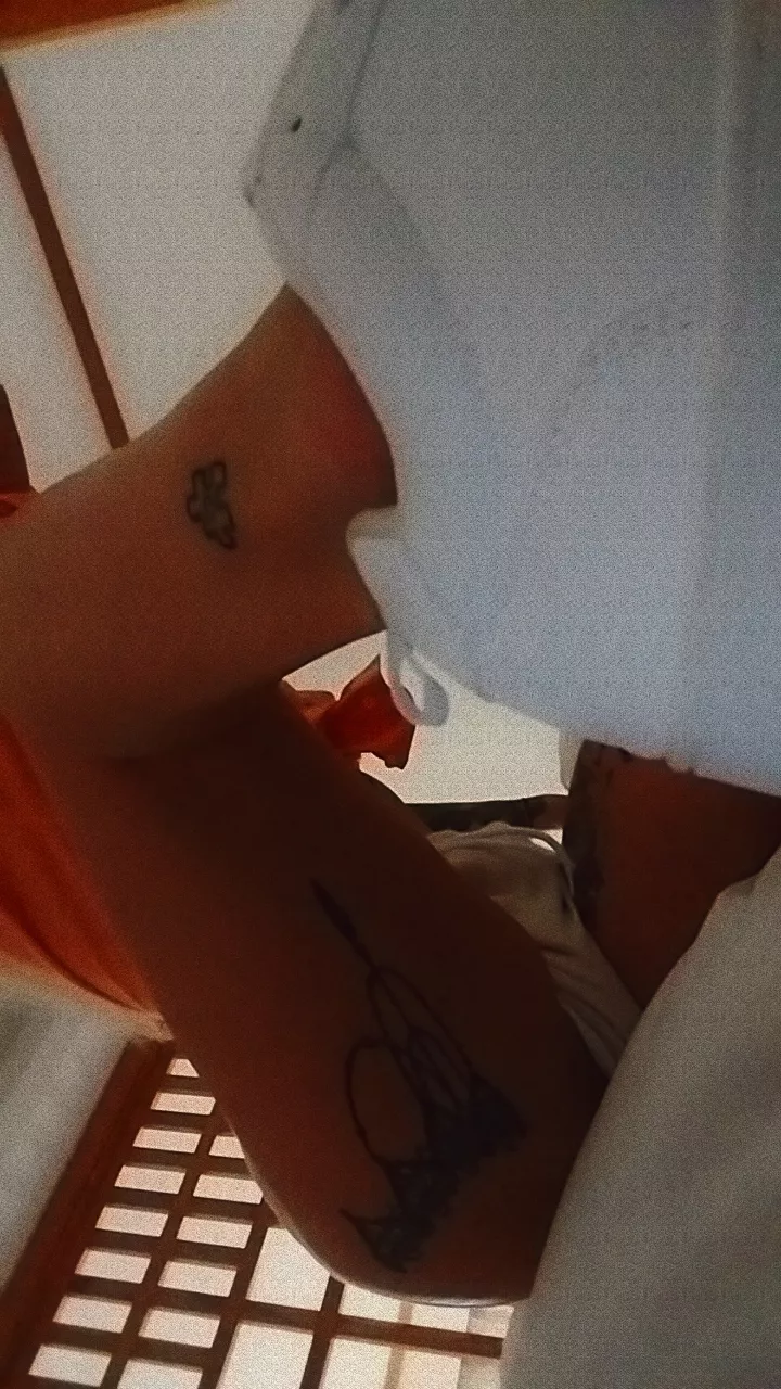 Twerking in my hotel room 📽😛