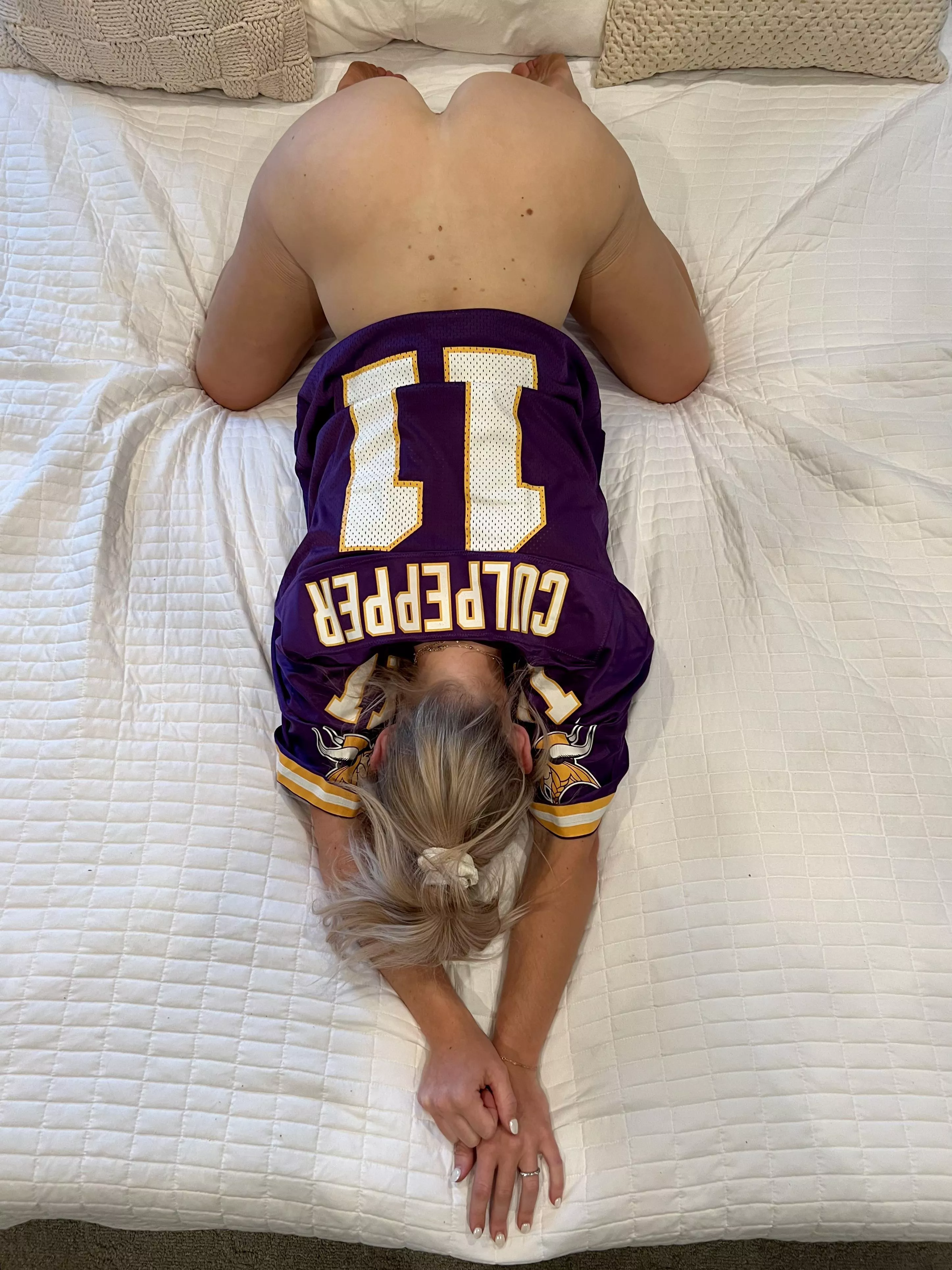 watch the game with this milf, I promise I’ll keep you entertained