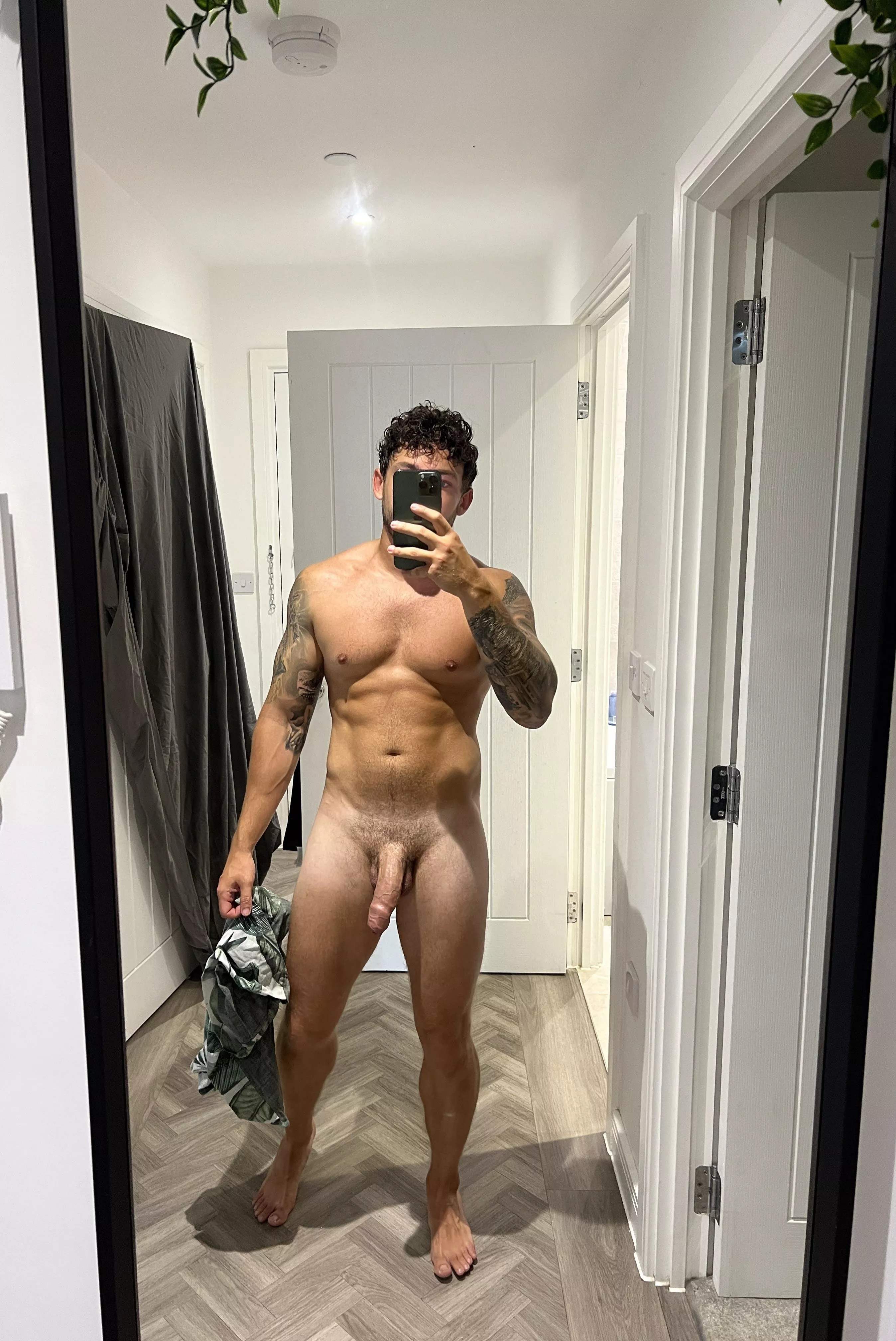 Who can give me a hand with this laundry? I’ll repay the favour in kind