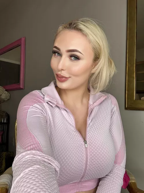 23F Getting ready for Friday night dinner <3