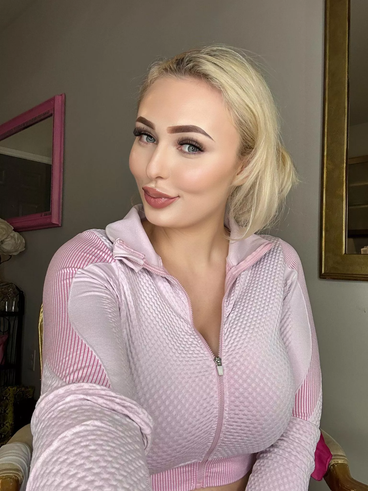 23F Getting ready for Friday night dinner <3