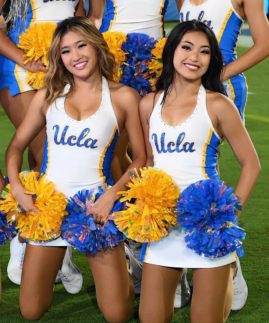 Cheerleaders 📣 Left or right?