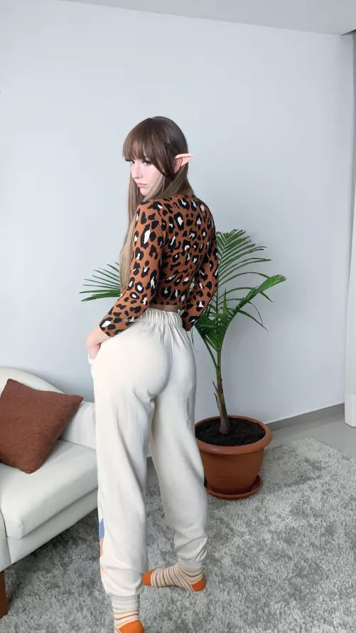 Hey, just showing my big ass in these pants!)