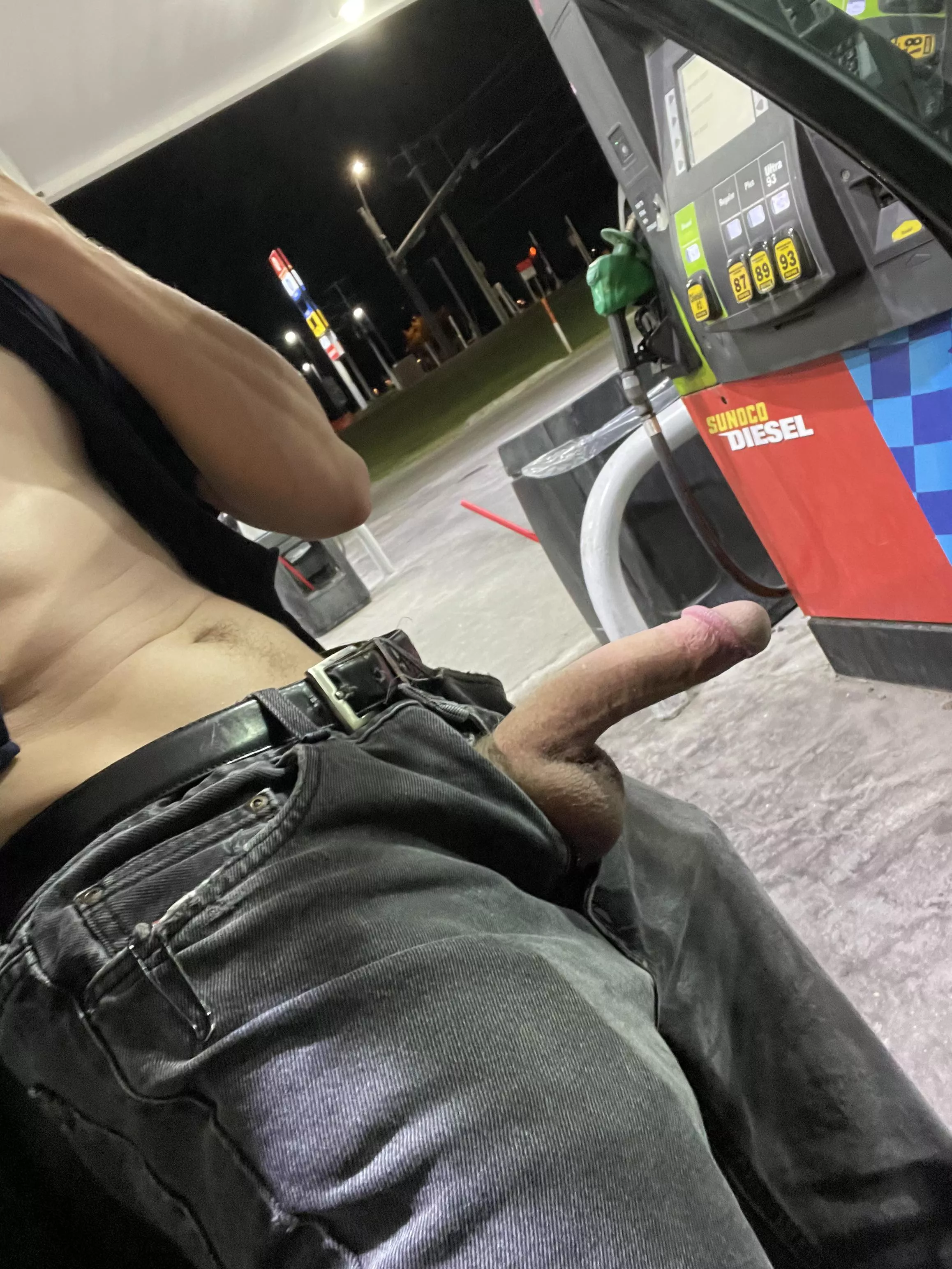 The cashier inside looked out the window during this one 😏