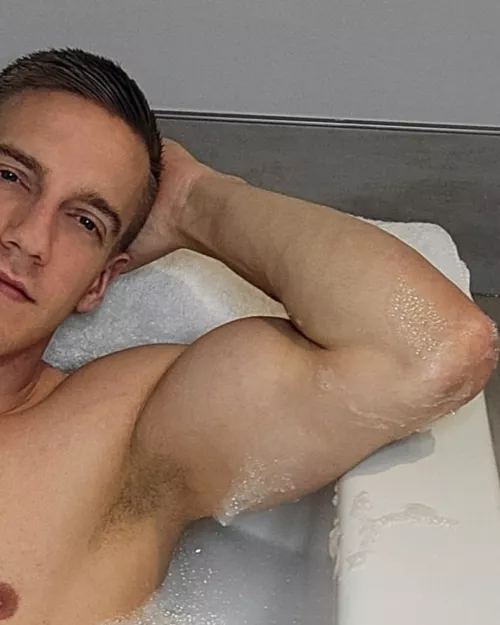 Wet forearm 😜💪🏼🫧