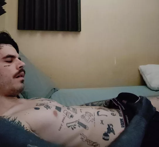 Woke up horny, anyone can help ?