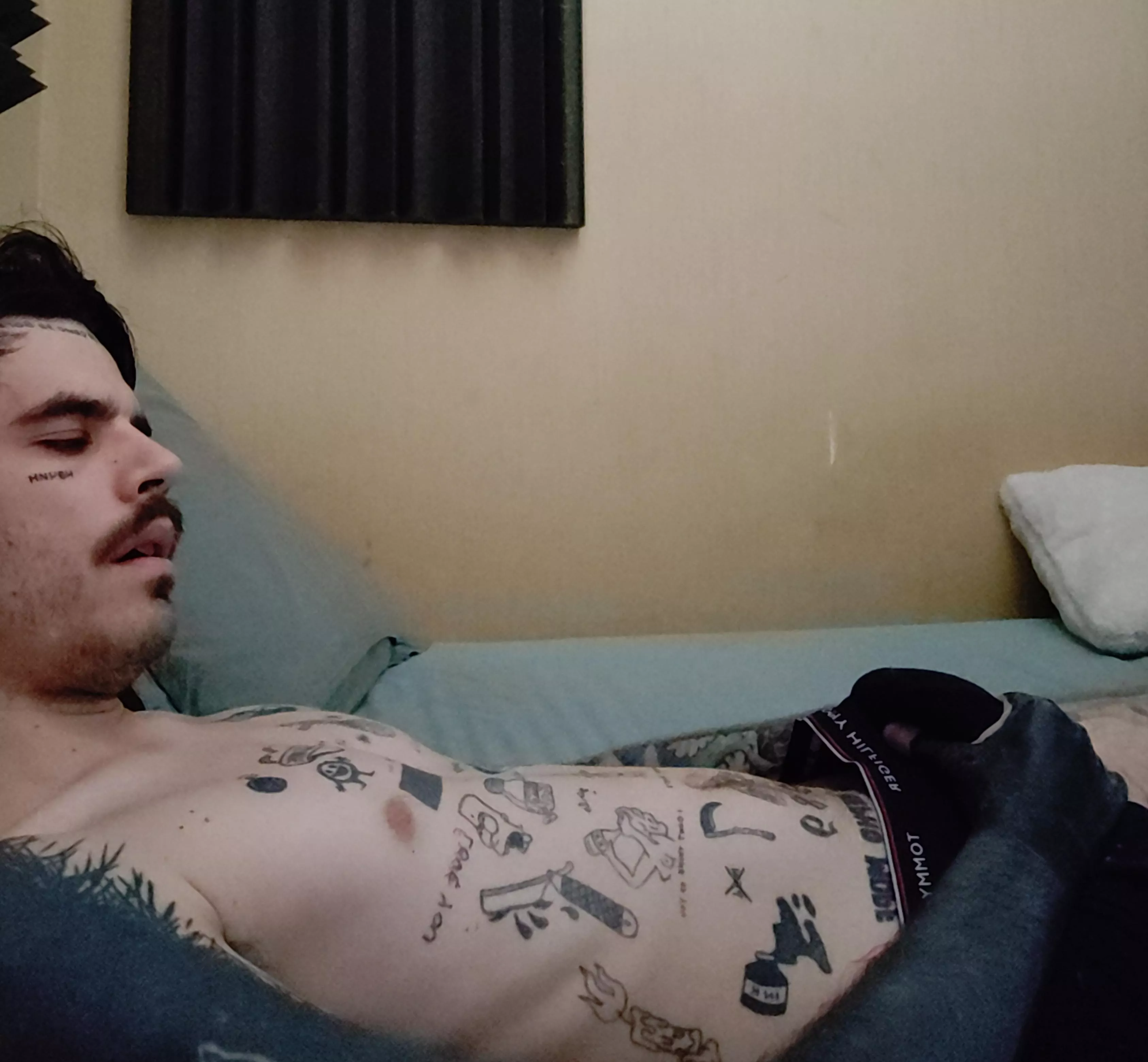 Woke up horny, anyone can help ?