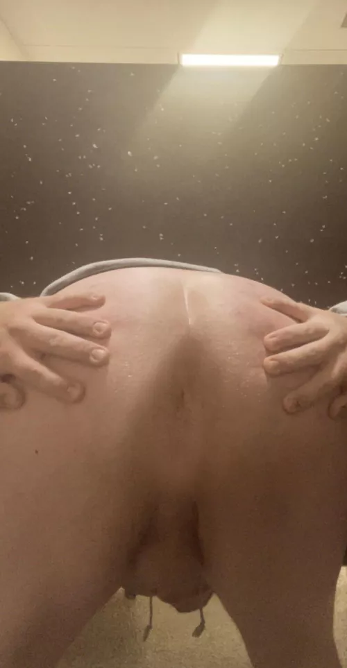 29 DL bottom, you never know what’s going on in the stall next to you.