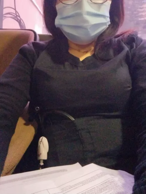 A black scrub on a small body