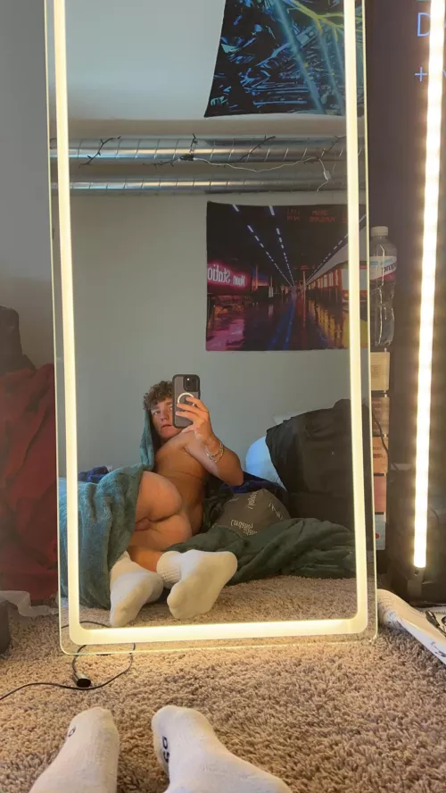 Butt mirror selfie!🍑