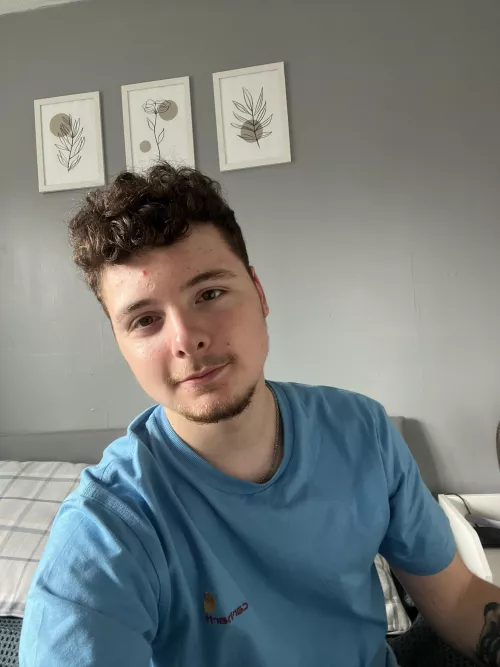 Happy to speak to new people on DMs. Also how old do I loo, guess my age?