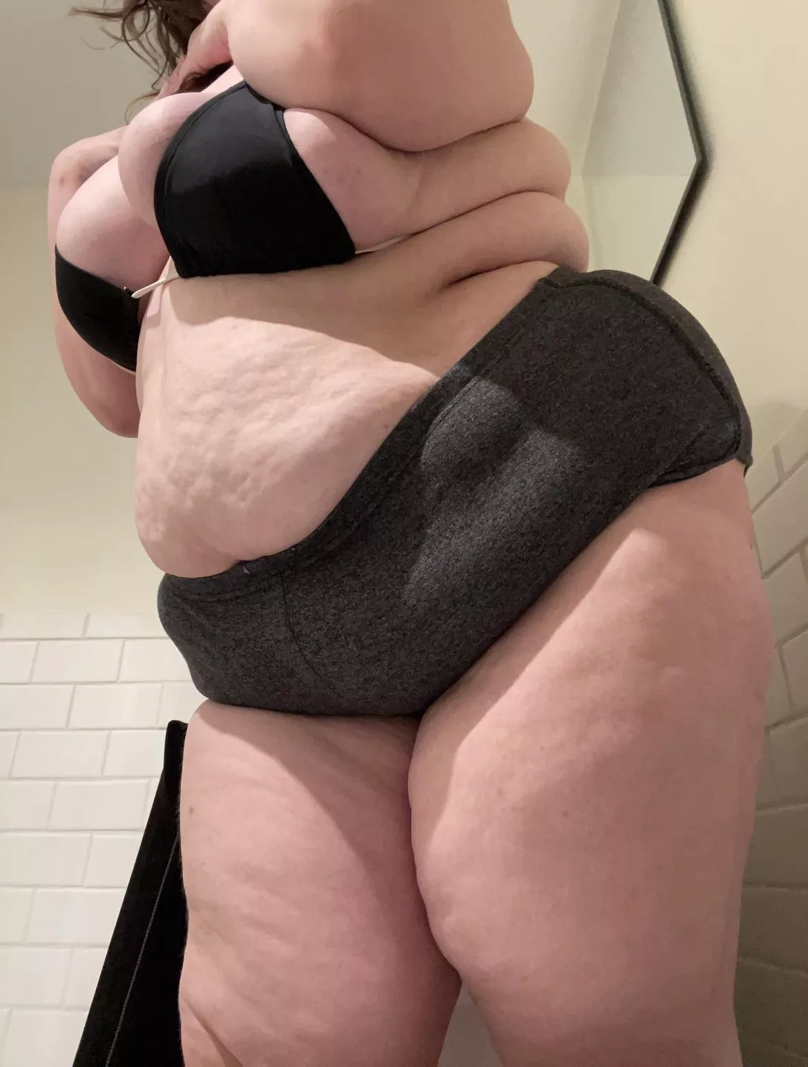 i love how my fat spills out of tight clothing