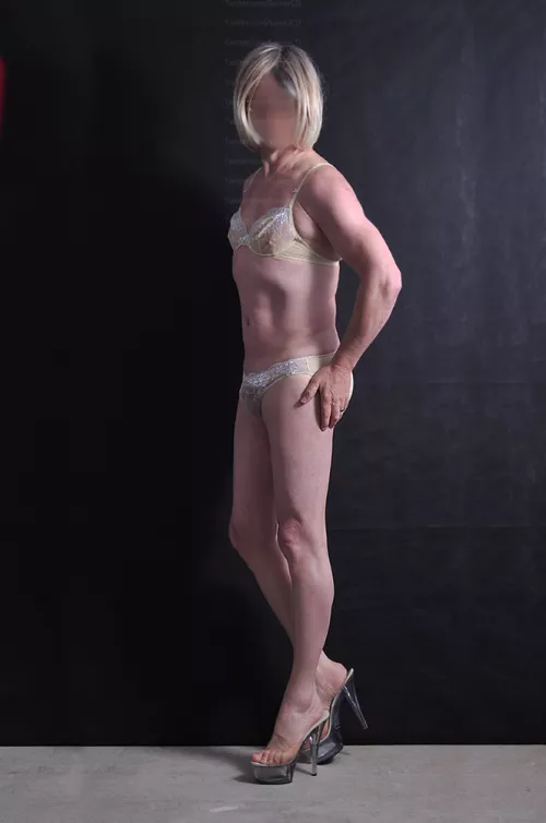 Quick photo session in wife's bra and panties