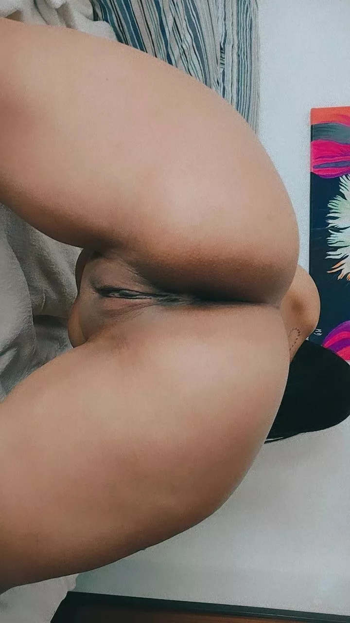 Showing my big booty