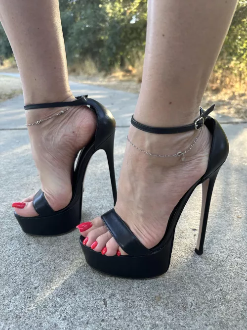 Black leather heels with pink nails looks amazing