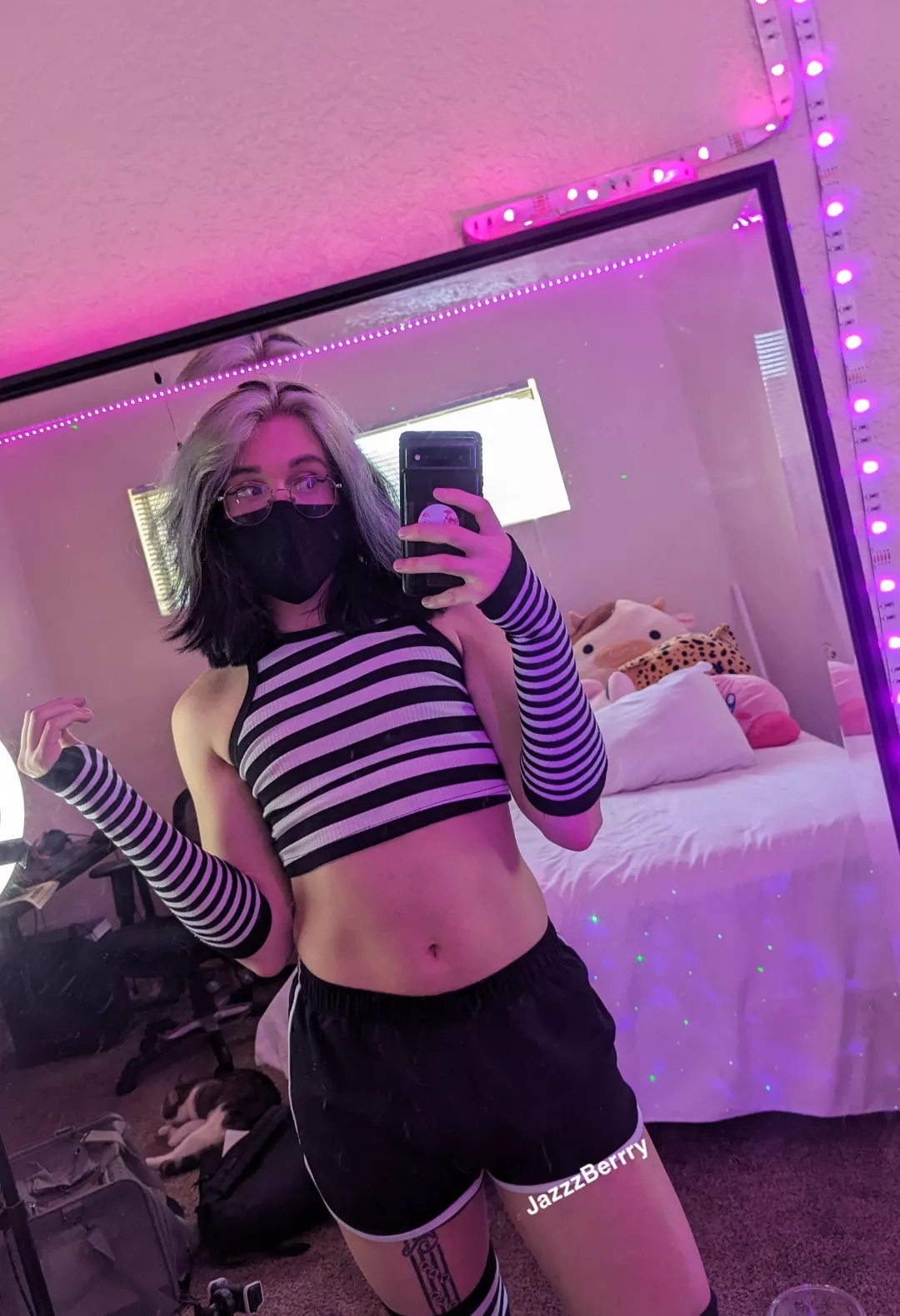 brighten up the beginning of your work week with a cute femboy :3