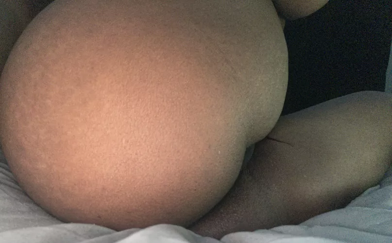 Does guys here like naughty women anymore/ peekabooo