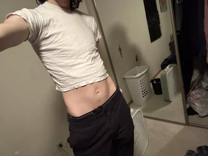 Does the old shirt eat??