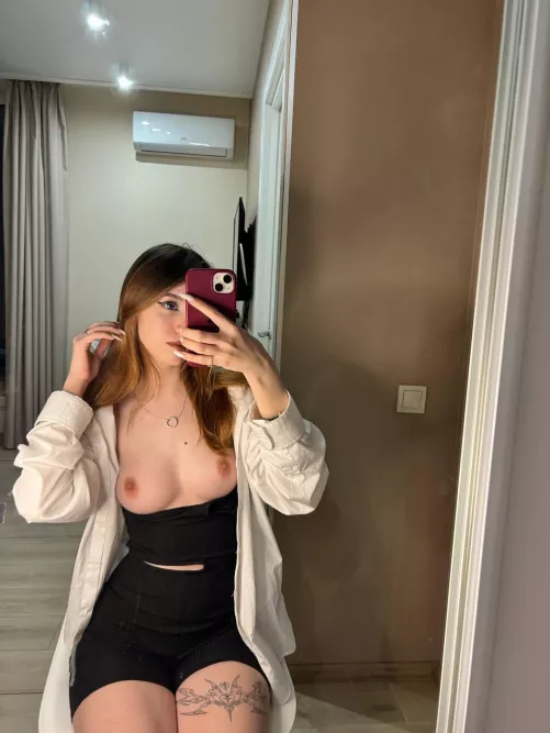 Hottie with a boobies! 🖤