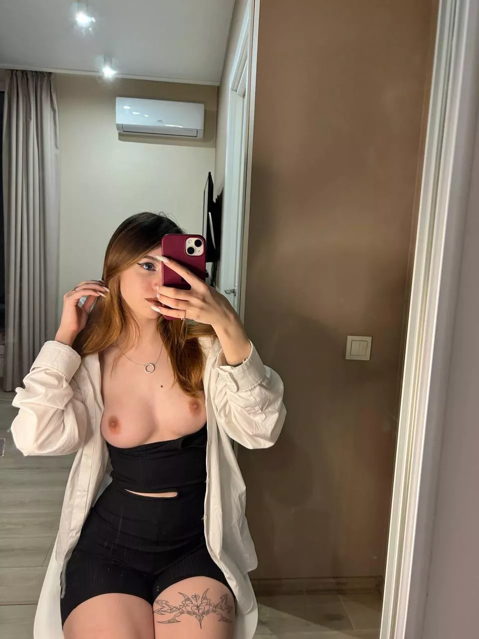 Hottie with a boobies! 🖤