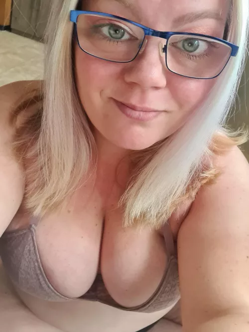 I'm just sitting here like ehhhh 🤍🖤