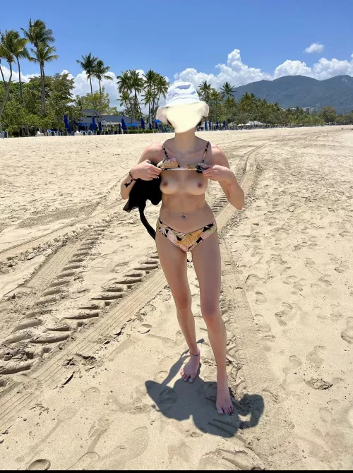 Made two guys day by showing her tits