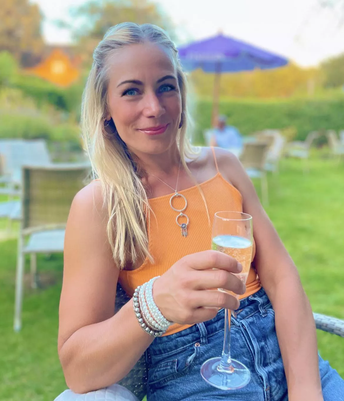 Old and still got clothes on! Would you kiss me? 😅